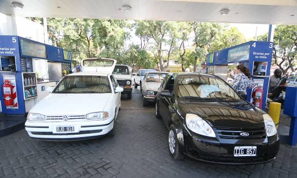 Combustible: Faltantes y colas para llenar el tanque