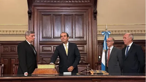 ACTO FALLIDO. García Mansilla (54)  había jurado como juez de la Corte Suprema de Justicia el 27 de febrero último. Es un catedrático nacido en Bariloche.