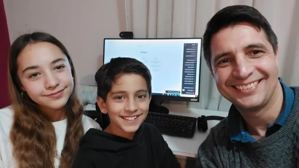 Los chicos que tienen a la inteligencia artificial de juguete