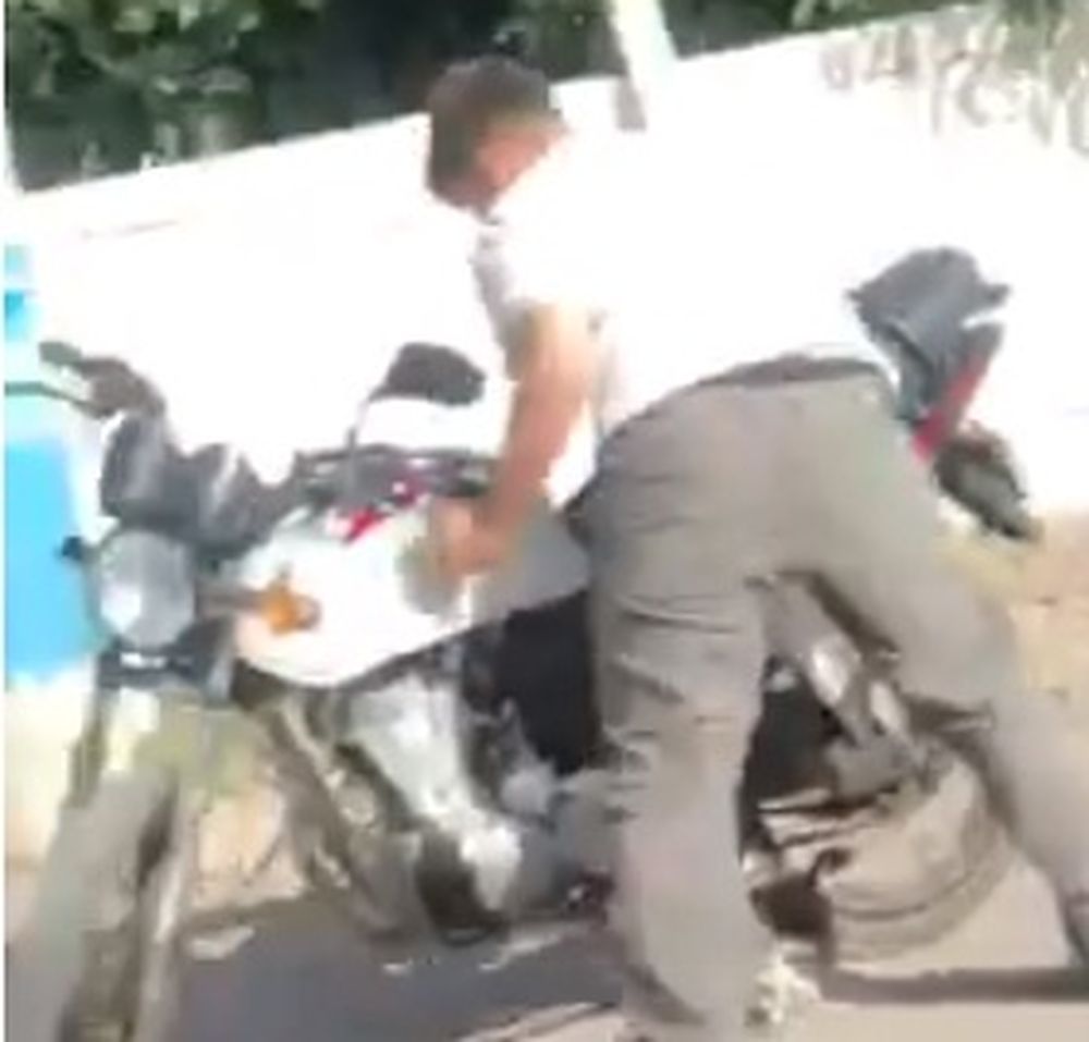 Perdió el control de su moto por los pozos de la calle e impactó contra un auto estacionado