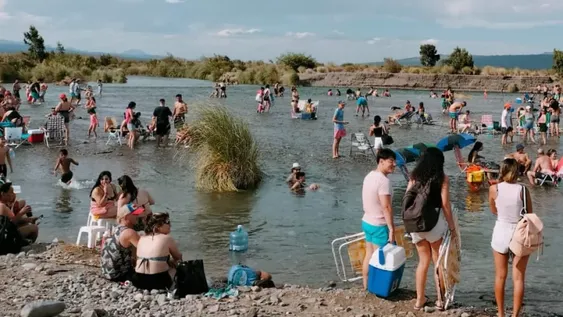 MULTITUD. Miles de personas van a los tres lugares gratuitos que cuentan con seguridad y asistencia para bañarse.
