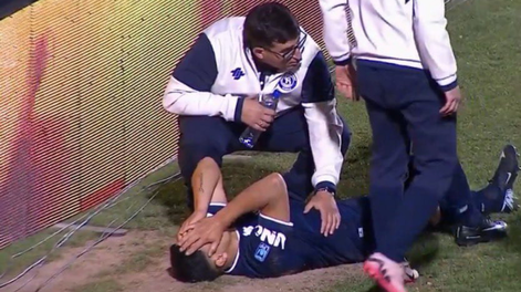 Maxi Salas debió abandonar el campo entre lágrimas luego de sufrir una grave lesión en su rodilla izquierda.