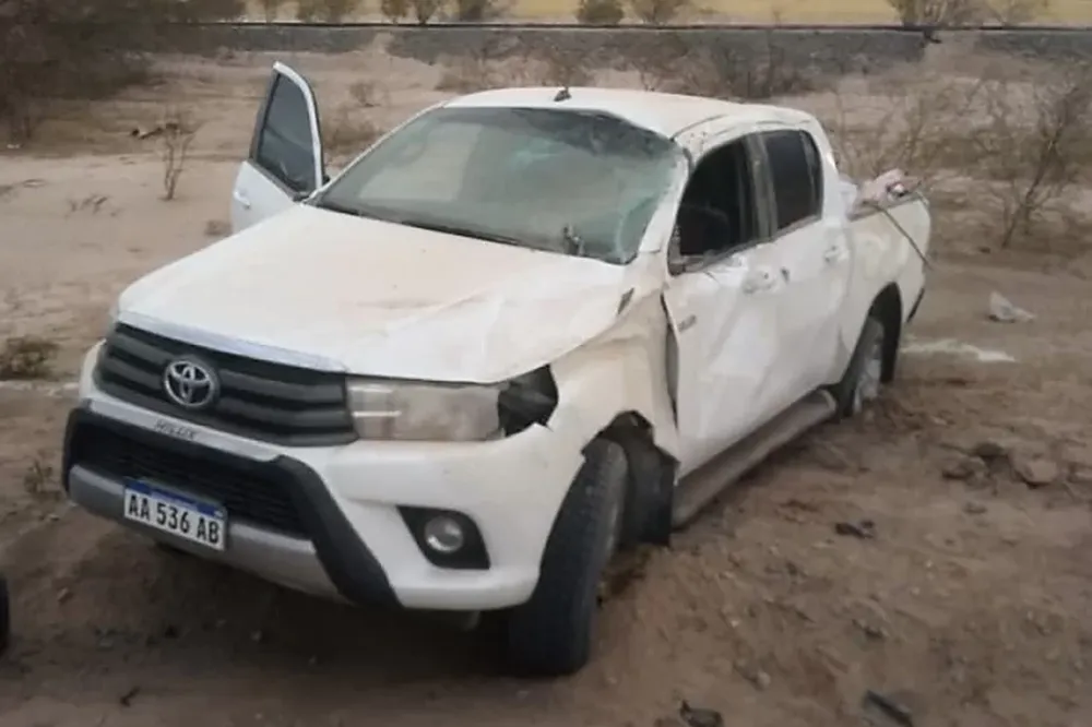 Perdió el control de la camioneta, volcó y resultó ilesa