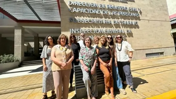 Los integrantes del colectivo artístico local, frente a su nuevo escenario