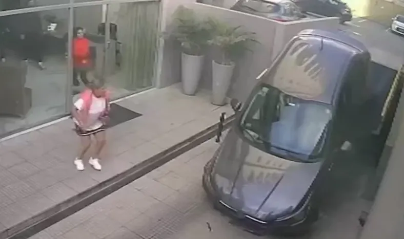 Insólito accidente: avanzó en el estacionamiento de un edificio con la rampa elevada y su auto cayó al vacío