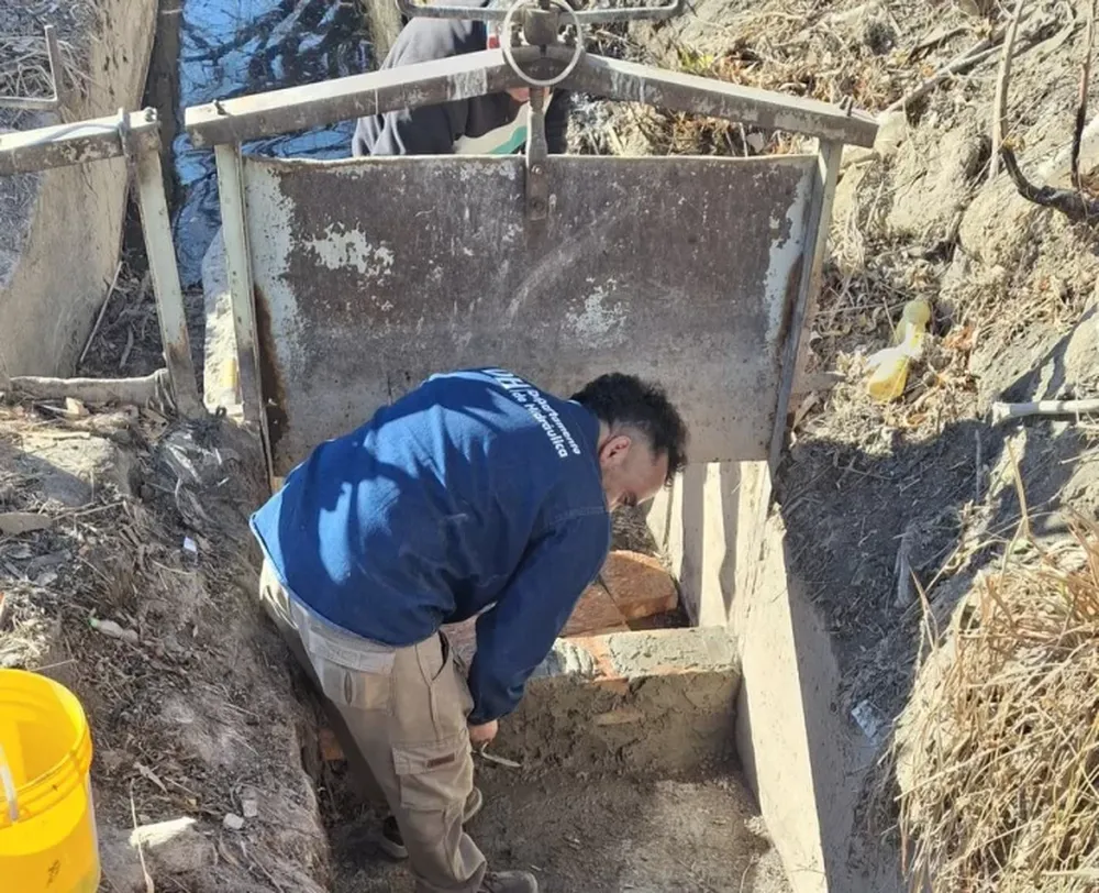 LOS DOS PRIMEROS CORTES se hicieron este viernes y fue en los ingresos de dos finqueros que llevaban años sin ponerse al día con el servicio, pero seguían regando.