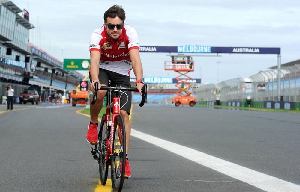 Fernando Alonso fue atropellado cuando entrenaba en bicicleta