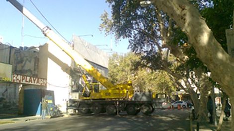 Caos vehicular en pleno centro por culpa de una grúa