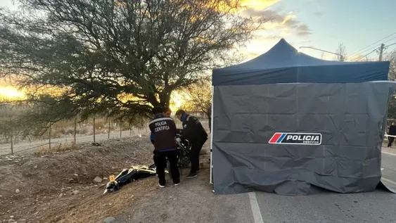 Lo peor para un motociclista de 18 años que se cruzó de carril y se estrelló contra un árbol