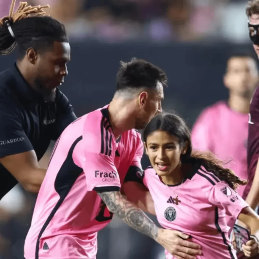 La inesperada frase de Messi a la adolescente que entró al campo de juego por una selfie