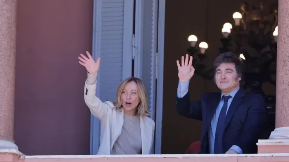 LA PRIMERA MINISTRA Italiana, Giorgia Meloni, salduda, junto al presidente argentino, Javier Milei, saludaron desde los balcones de Casa Rosada a quienes paseaban por la histórica Plaza de Mayo.
