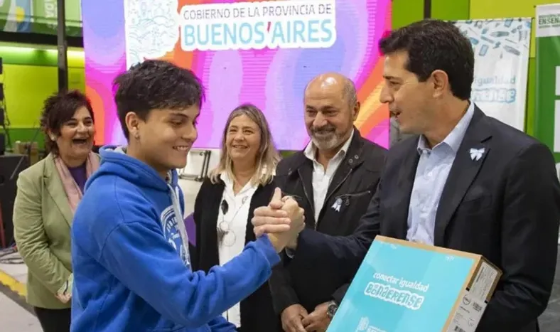 Repudio y revuelo por el trato discriminatorio a De Pedro por su tartamudez