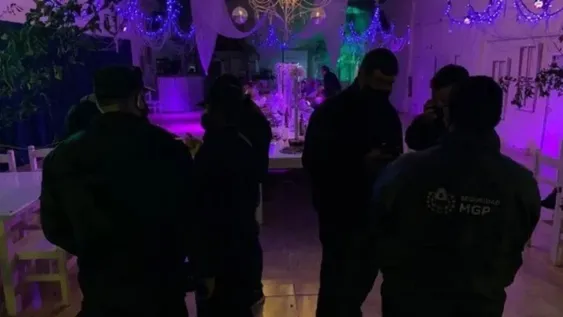 Sorprendieron a 38 personas en una fiesta clandestina