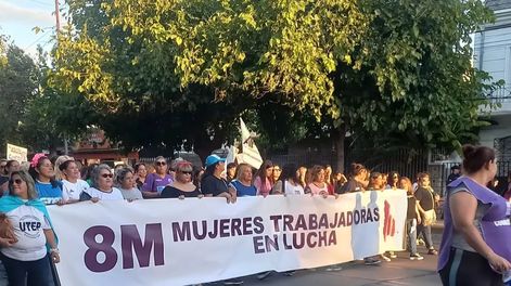 La movilización por el 8M recorrió el centro de San Juan con consignas por igualdad y derechos.