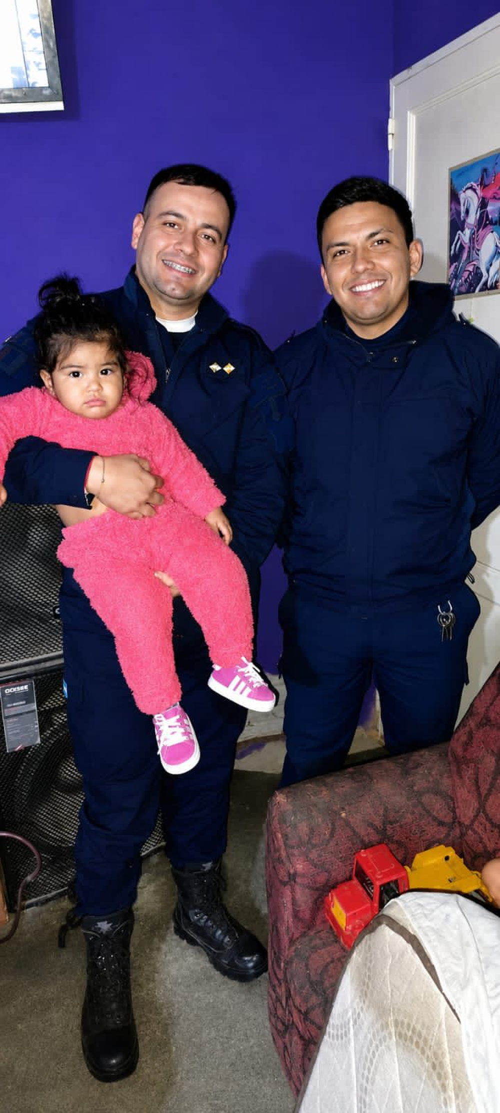 Los dos policías que le salvaron la vida a la bebé de un año.&nbsp;