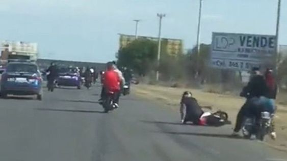 Denuncian a patrulleros de la Policía de Santa Fe por atropellar motociclistas en picadas