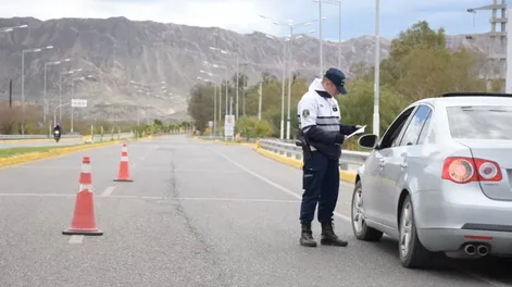 Un automovilista de 71 años fue detenido en el Control ubicado en El Encón, ¿por conducir con carnet trucho?