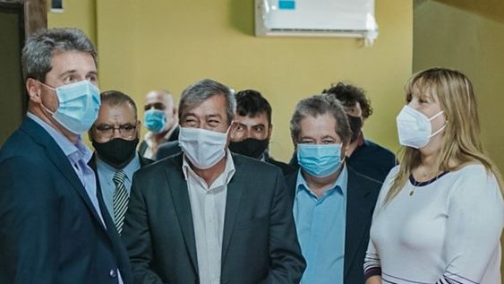 Visita a Calingasta con plata para el hospital y corte de cinta