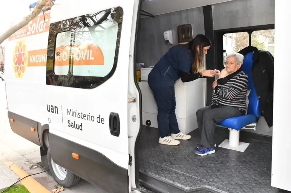 El vacunatorio móvil recorrerá diferentes lugares durante las vacaciones de invierno.