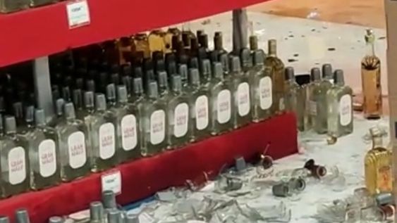 Se les cayeron todas las botellas de alcohol de una góndola del supermercado