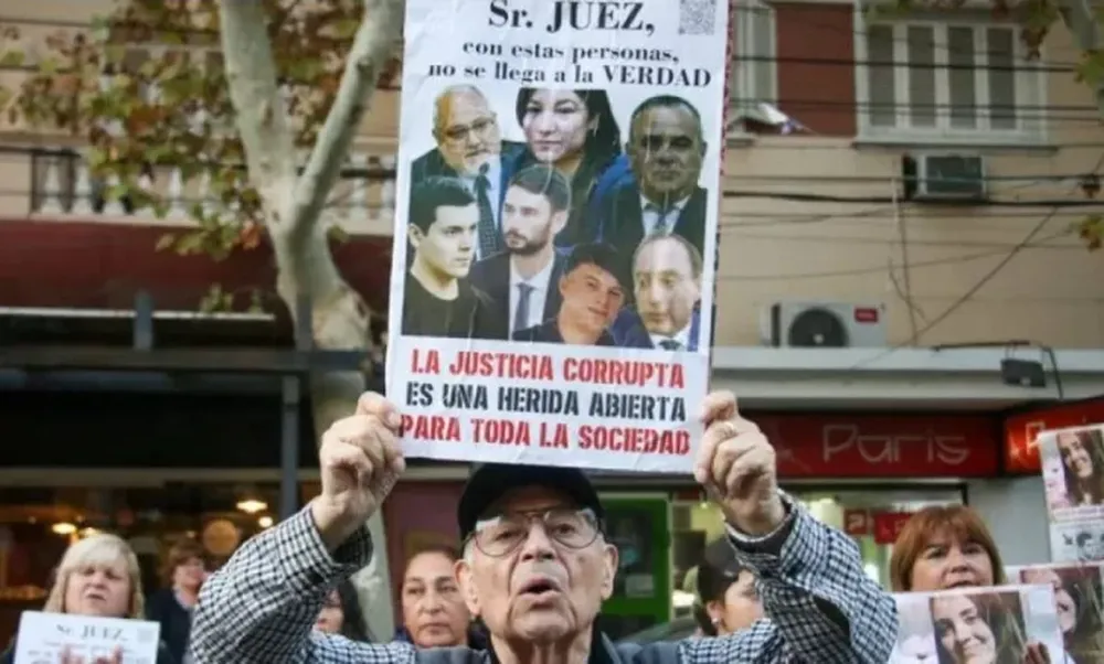 El padre de Lucía apuntó contra el abogado de Echegaray por una polémica clase en la UNSJ