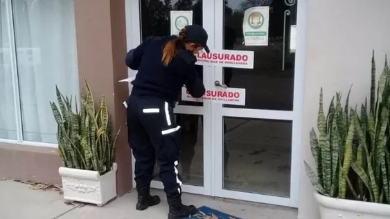 Multan a funcionario que fue a un cumpleaños y se contagió coronavirus