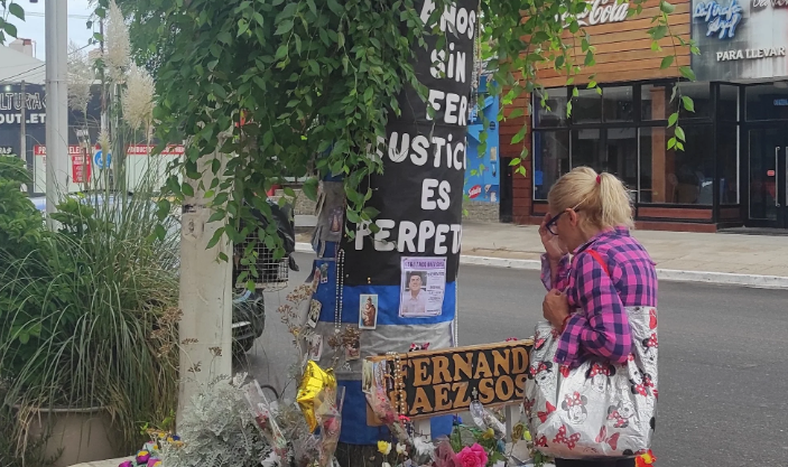 Entre velas, rosarios y cartas: la postal de una especie de santuario en homenaje a Fernando
