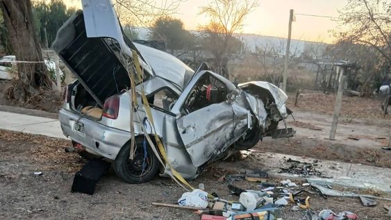 violento vuelco en 9 de julio: cinco jovenes quedaron atrapados y fueron hospitalizadas
