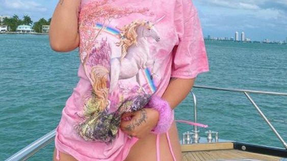 Karol G paralizó las redes con un video bajo la ducha