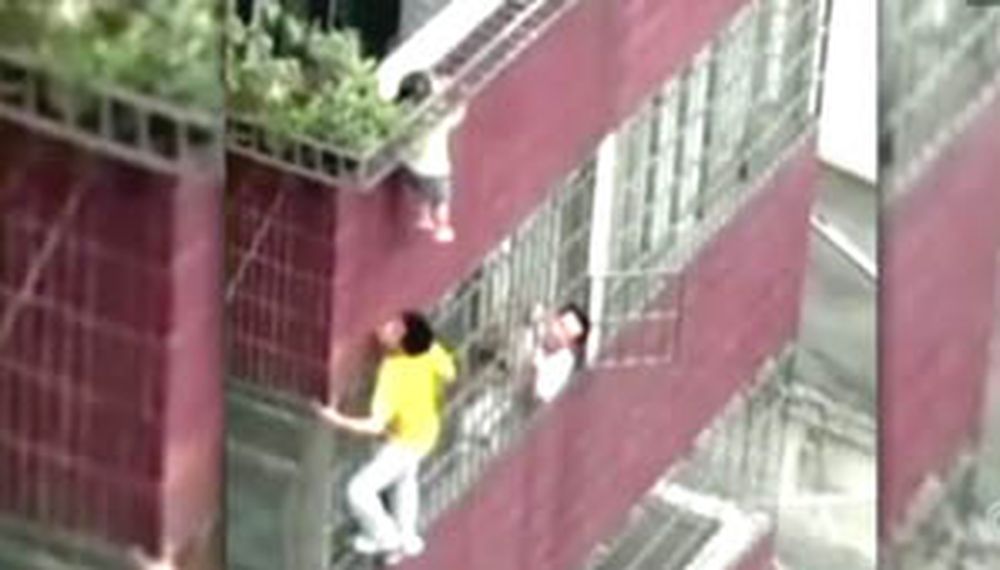 Dramático rescate de una nena que colgaba de un balcón
