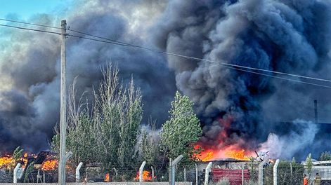 Estiman que las pérdidas materiales tras el feroz incendio en Eco San Juan S.A. ascienden a $200 millones.