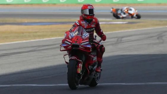 En soledad, luego de haber gestionado un problema con la presión del neumático que lo obligó a correr con mucha inteligencia para terminar la prueba.