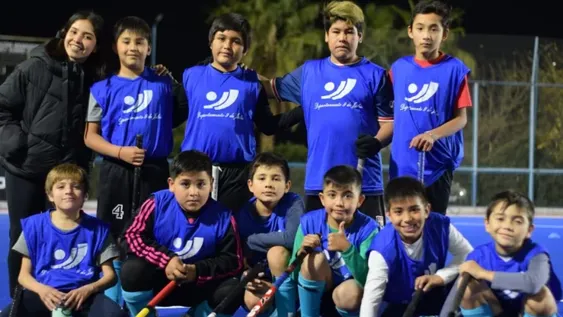 De jugar sobre césped a pisar una cancha de agua: sueño cumplido para chicos de 9 de Julio