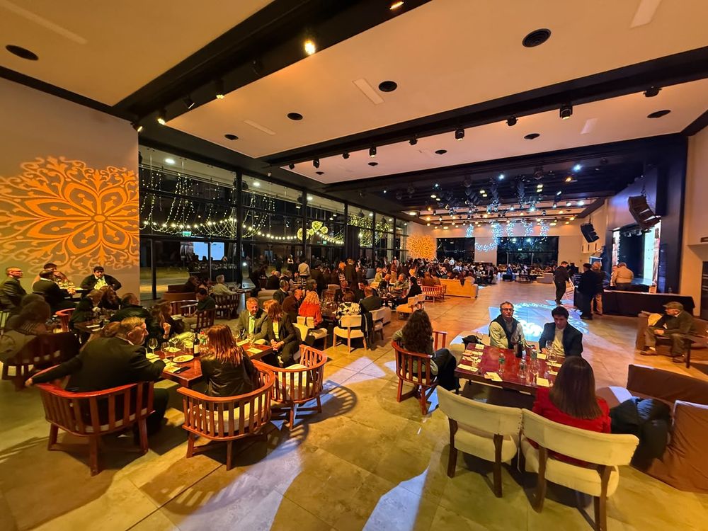 El Salón Grazia, en Pocito, recibió a los invitados de la 38ª Cata San Juan, que se acomodaron en los sillones del salón a disfrutar de la noche entre copas y mesas de degustación.