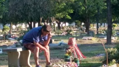 Una papá escucha los partidos de San Martín de Tucumán en la tumba de su hijo