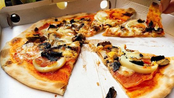 Pidió una pizza y cuando abrió la caja se llevó una desagradable sorpresa