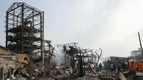 Rescatistas de la Fuerza Nacional de Respuesta a Desastres trabajan entre los restos de una planta química donde se registró una explosión y un incendio, en Dombivali, cerca de Mumbai, India, el 24 de mayo de 2024. (AP Foto/Rajanish Kakade)