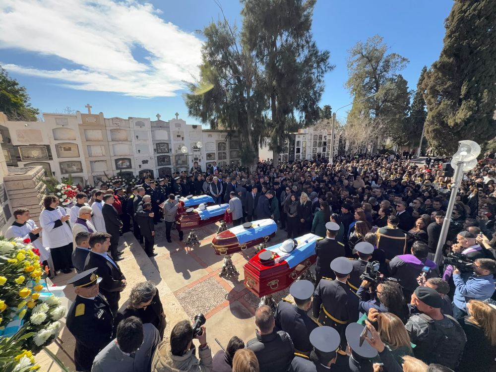 El sentido último adiós a las cuatro víctimas fatales de la tragedia aérea en el Cementerio de la Capital. Fotos: Daniel Arias / Diario de Cuyo