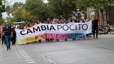 La ministra Palama junto a militantes.