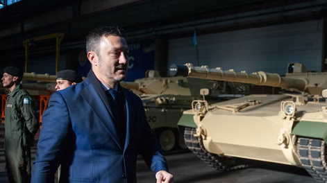 Luis Petri hará cambios antes de renunciar a su cargo en Defensa.