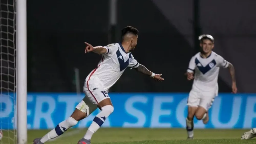 Vélez le ganó a Sarmiento y se prende en el torneo