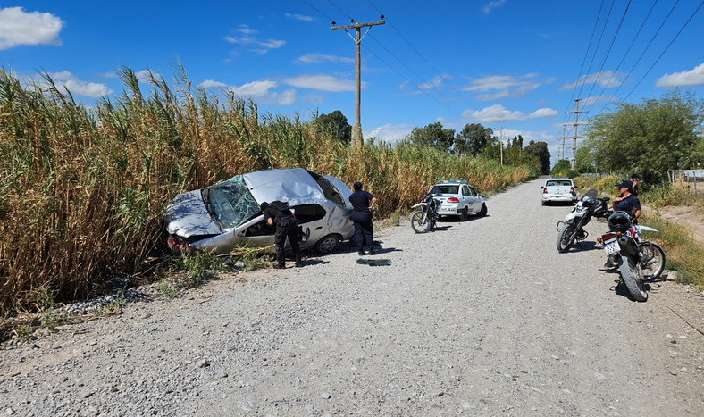 Tras el vuelco del auto, la Policía encontró el revólver.