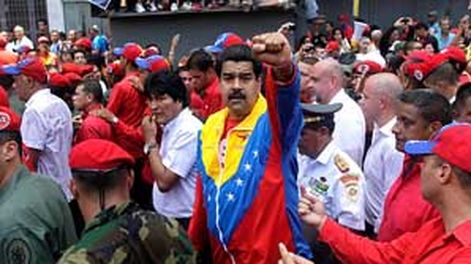 Maduro firmó su primer decreto como Presidente
