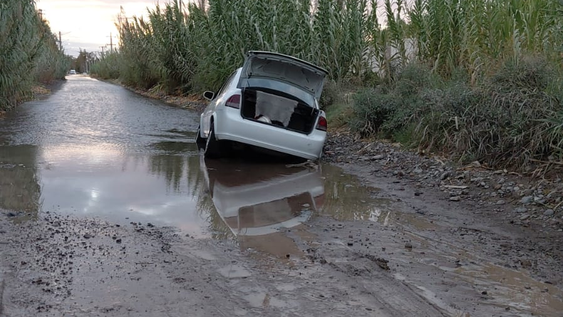 Vecinos denuncian un caño roto sobre calle Dr. Ortega que se rompe constamente y que genera inundaciones y aislamiento para tres barrios de Rawson.