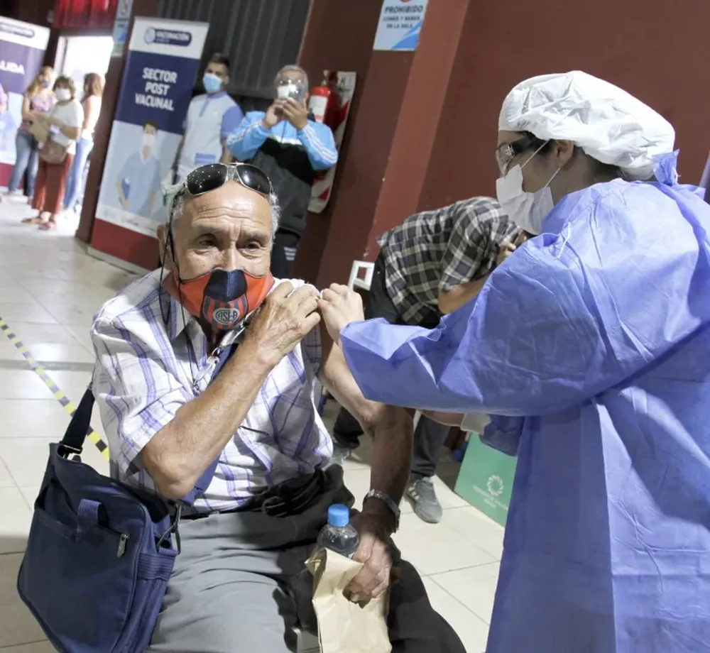 Tercera dosis: por día aplican en promedio casi 390 y trabajan para aumentar el ritmo