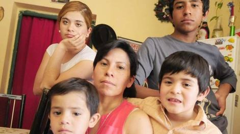 La adversidad convirtió en madre a Raquel