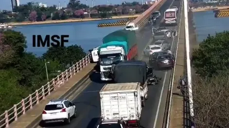 Impactante video: un camión provocó un choque en cadena con 15 vehículos y mató a un motociclista