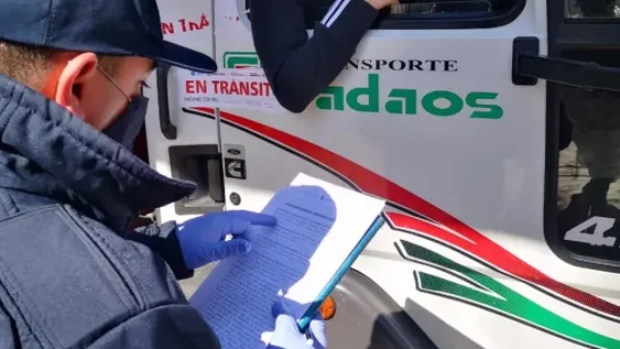 Cayeron dos transportistas mendocinos que se bajaron del camión por la ventanilla