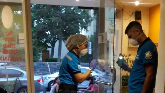 De día y en el microcentro, roban en casa de comidas