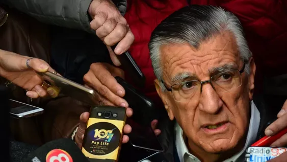 Para Gioja es “proscriptiva y daña las instituciones” la decisión que impide postularse a Menem